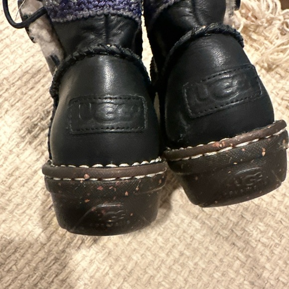 UGG WOMENS COVE BLACK LEATHER WINTER ANCLE BOOTS NWOB SIZE 5 S/N 3336 - Picture 6 of 8